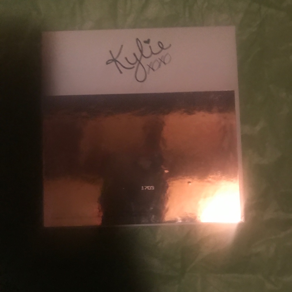 Kylie Cosmetics eye shadow palette. - Picture 4 of 7